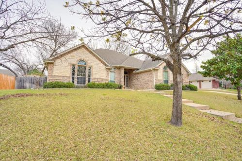 520 Inland Cir, Azle, TX 76020-4909