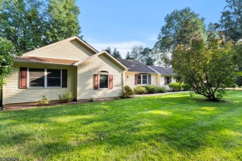 8 Gates Ave, Warren, NJ 07059-5708