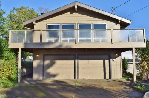605 2 St, Newport OR  97365-2705 exterior