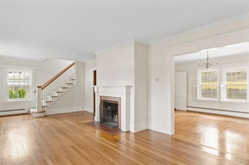 90 Greenwood Ave, Warwick, RI 02886-3026