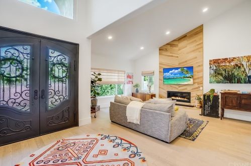 5028 Sunnyslope Ave, Van Nuys, CA 91423-1419