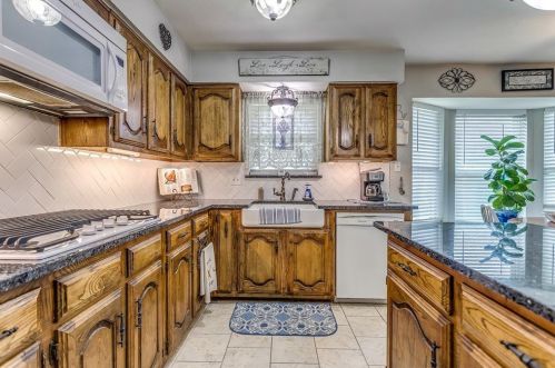 2820 Cliffbrook Dr, Carrollton, TX 75007-5709