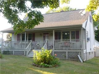 9 Sunset Dr, Huntington, CT 06484-4326