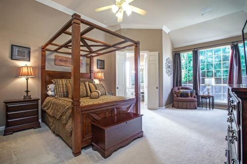 2561 Grn Oak Dr, Carrollton TX 75010-4221 exterior