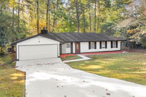 569 Hawkeye Dr, Stone Mountain, GA 30083-3101