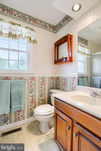 1542 Jefferson Ct, Lancaster PA  17602-1244 exterior