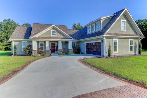 1099 Barnyard Rd, Bonneau, SC 29431-3323