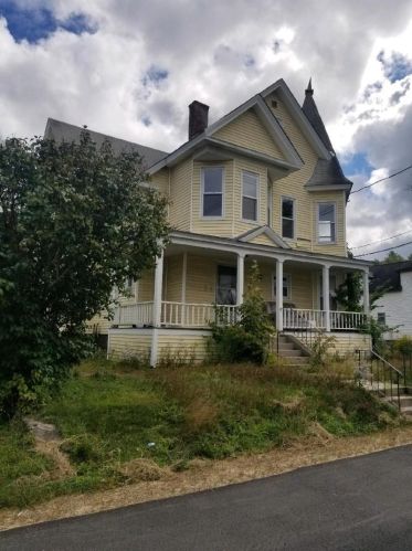 48 Laurel St, Unity, NH 03773-5205