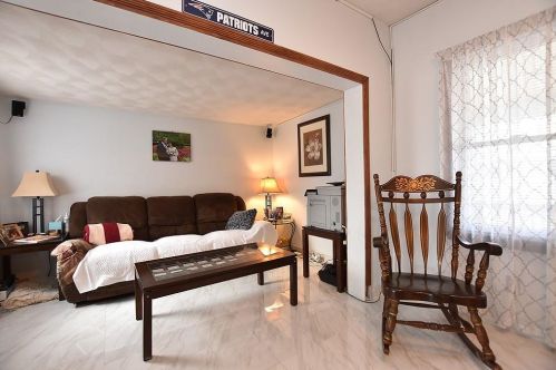 16 Woodbury St, Warwick, RI 02889-2620