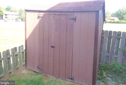 38 Topaz Ln, Trenton NJ 08690-3614 exterior