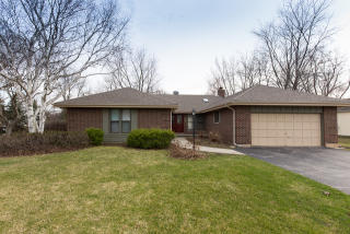 987 Georgetowne Ln, Hoffman Estates, IL 60010-3157
