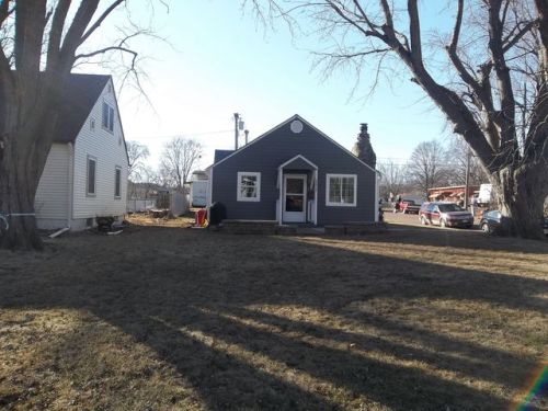 1517 College St, Yankton, SD 57078-2211