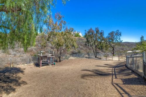 616 Estrelita Dr, Vista CA  92084-7926 exterior