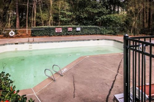 2201 Cumberland Ct, Smyrna GA  30080-8666 exterior