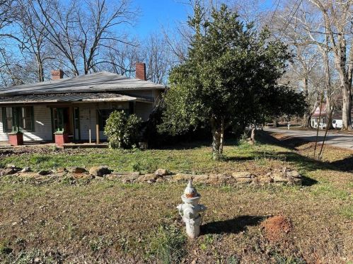5919 Chattahoochee St, Lula, GA 30554-2825