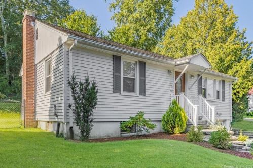 8 Old Mill Rd, Quaker Hill, CT 06375-1319