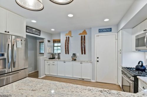 53 Manor Dr, Princeton NJ  08540-1643 exterior
