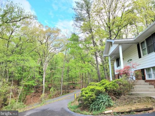 1105 New Hope Rd, Berkeley Springs, WV 25411-3549