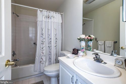 2 Birchwood Ct, Princeton NJ  08540-5041 exterior
