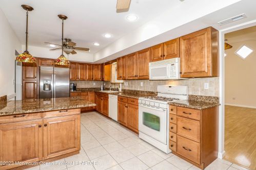6 Westwood Cir, Edison, NJ 08820-2456