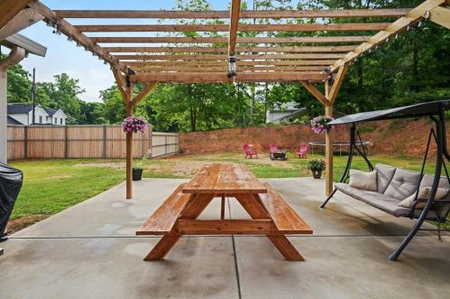 1381 Carolyn Dr, Atlanta GA  30329-3546 exterior