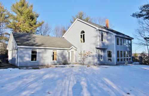 39 Spruce St, Winthrop, ME 04364-1339