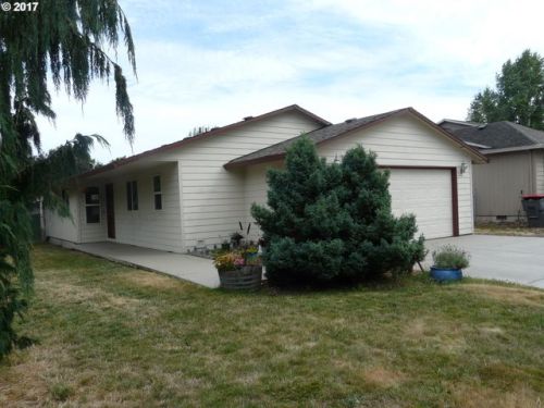 450 1st St, Carlton, OR 97111-9612