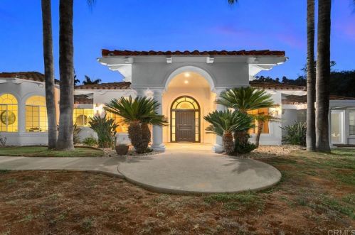 702 Hardell Ln, Vista, CA 92084-6625