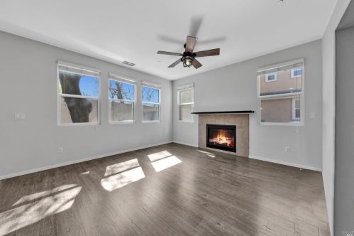 413 Comstock Way, Vacaville CA  95688-3128 exterior