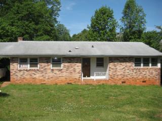 48 Sulphur Springs Dr, Greenville SC  29617-1721 exterior