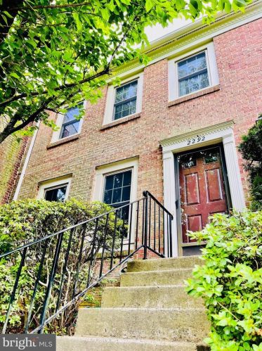 2292 Idylwood Station Ln, Falls Church, VA 22043-2942