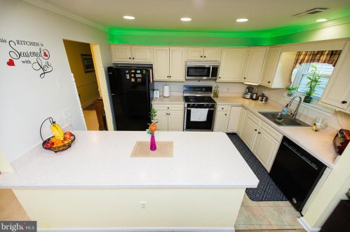 711 Sky Ct, Trenton, NJ 08648-2536