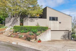 1725 Skyway St, Salem, OR 97302-2768
