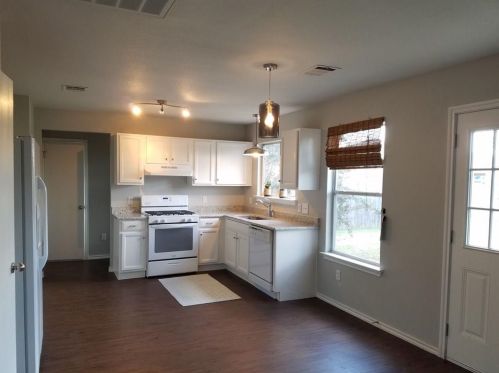 650 Goldenrod St, Uhland TX  78640-5456 exterior