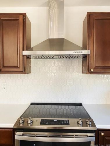 422 River St, Windsor CT  06095-1321 exterior