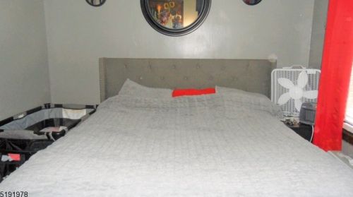 35 Oak Ave, Irvington, NJ 07111-3852