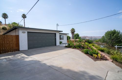 8536 Dobyns Dr, Santee, CA 92071-3906
