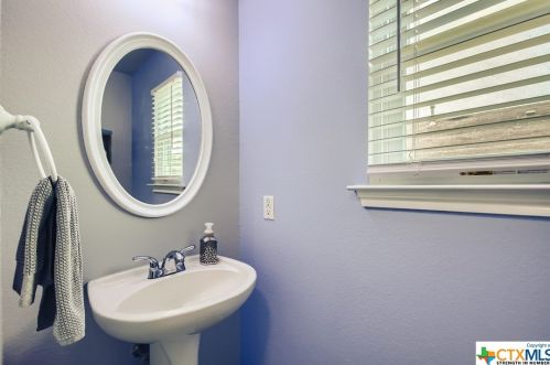 1329 Amberwood Loop, Uhland TX 78640-5515 exterior