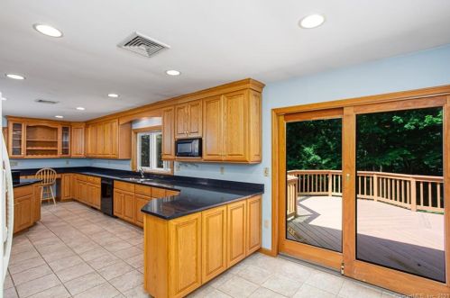 15 Sunset Hill Rd, Wilton CT  06897-4925 exterior
