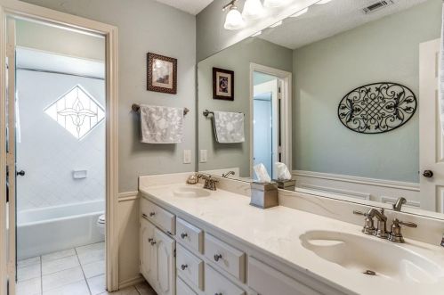 2101 Nob Hl, Carrollton TX 75006-2822 exterior