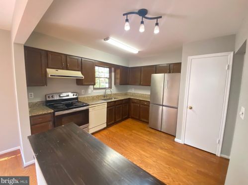 6012 Scarborough Commons Ln, Springfield VA  22015-2812 exterior