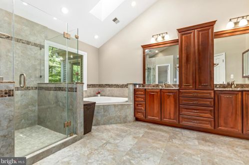 8006 Middlewood Pl, Springfield VA  22153-1928 exterior