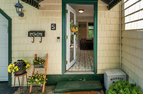 5 Rainbow Ct, Warwick, RI 02889-1117