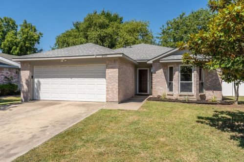 6725 Black Wing Dr, Fort Worth, TX 76137-2355