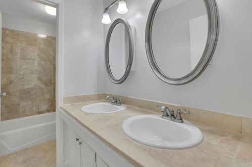 2560 Bradford Sq, Atlanta GA  30345-1339 exterior