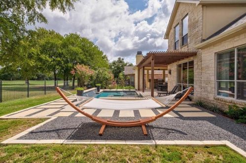 7904 Crandall Rd, Austin TX  78739-1910 exterior