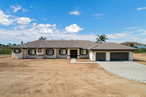 18324 Valle Pacifico Dr, Perris, CA 92570-6070