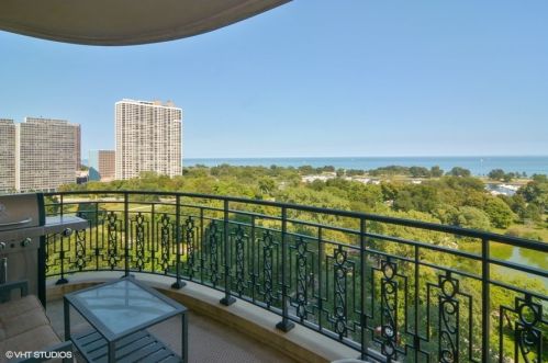 2550 Lakeview Ave, Chicago IL  60614-2045 exterior