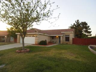 1141 Heatherfield Ave, Tropico Village, CA 93560-6637