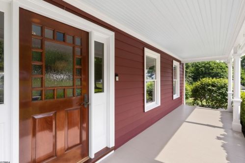 144 Springbrook Dr, Gillette, NJ 07933-1000